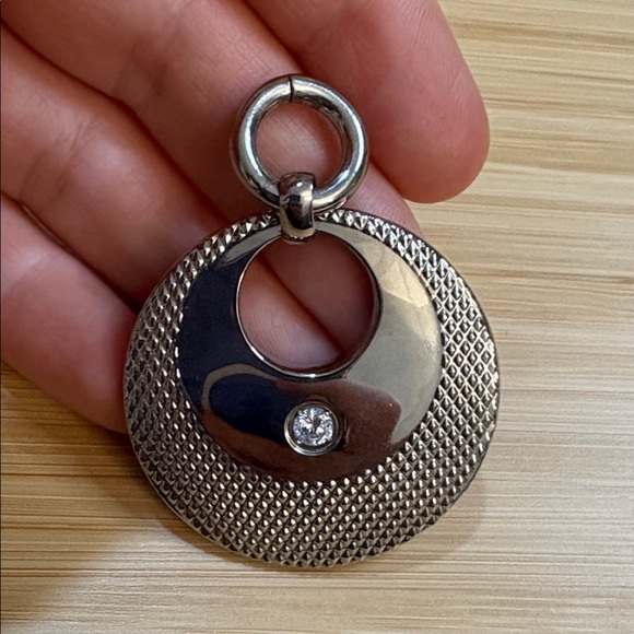 Inori 18k gold plated Stainless steel Textured Pendant with diamond cut, 2" - Picture 4 of 6